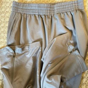 Men’s gray Under Armour jogging pants. Size M